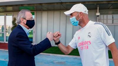 Florentino Pérez saludando a Zidane. Foto: Real Madrid