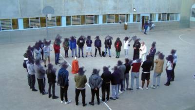 Los peregrinos en el patio de la cárcel durante la ceremonia de inauguración del particular Camino. Foto: Xavier Rodríguez