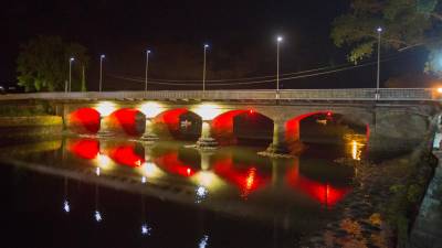 Ponte iluminada da capital pontecesana. Foto: Concello de Ponteceso