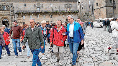 Dos millares de personas participan en Santiago en la fiesta del XXV aniversario de Proxecto Home Galicia
