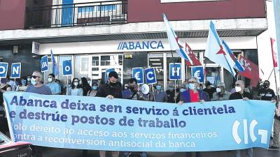 Concentración contra el cierre de una oficina de Abanca, en este caso en Mesón do Vento, afectada por el ajuste en la red de la entidad. Foto: Gallego