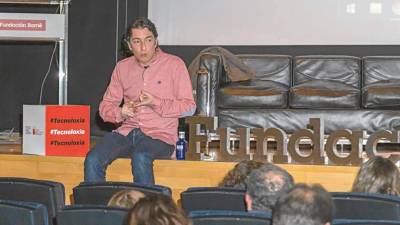 El autor dando una charla sobre Periodismo Digital en la sede Afundación durante la Mobil’ Week Coruña (2019). Foto: ECG