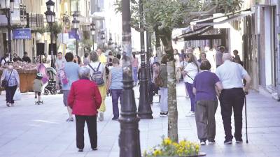 Gente paseando por una de las calles más céntricas de A Estrada, el municipio con la población más envejecida . Foto: Sangiao 