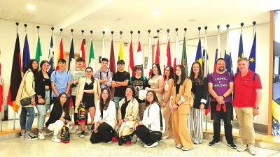 Los dieciséis escolares y sus profesores posaron delante de las banderas de los países de la Unión Europea