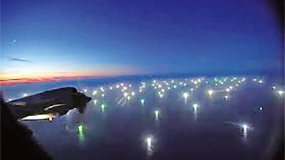 DE NOCHE los pesqueros chinos con sus luces encendidas. Foto: A.U. 