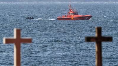 BUSCA. Servizos marítimos na procura dos corpos durante a xornada de onte. Foto: Labandeira