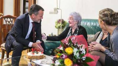 Hernández felicita unha veciña de Fontiñas con motivo do seu 100 aniversario