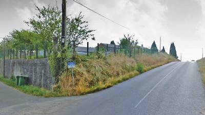 La senda discurrirá por la carretera principal, derecha, que bordea la localidad de Carabelos, Concello de Trazo. Foto: MGo