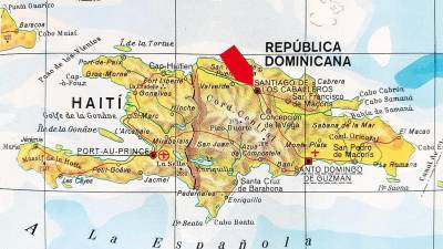 Fig. 1 Mapa actual de la isla Hispaniola, con las dos repúblicas en ella existentes República Dominicana y Haití. La flecha señala la ubicación de la ciudad de Santiago de los Caballeros