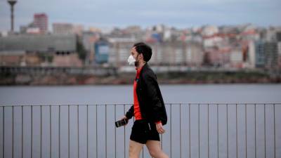Un hombre camina en el paseo marítimo de A Coruña. Foto: CabalarEfe