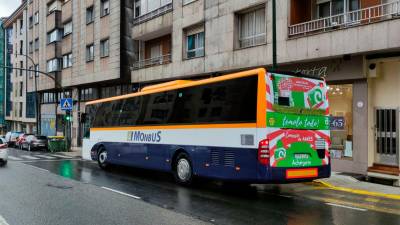 O bus de liña entre O Milladoiro e Santiago coa publicidade de apoio ao comercio. foto: CDA