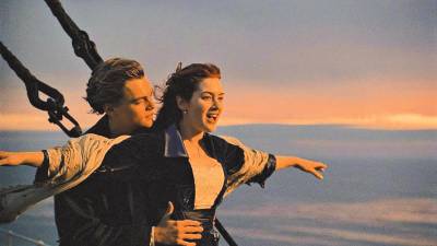 La acomodada Rose DeWitt Bukater y el polizón Jack Dawson -o lo que es lo mismo, Kate Winslet y Leonardo DiCaprio- protagonizan una conmovedora historia de amor.