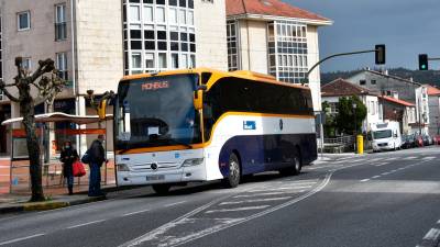 Un bus do transporte metropolitano realizando unha parada na capital da Maía. Foto: CDA