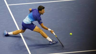 favorito Djokovic devuelve una bola. Foto: Peter Foley