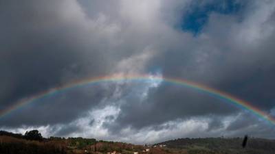 nubes. Un arcoiris destaca entre el cielo apagado (Ourense). Foto: Efe