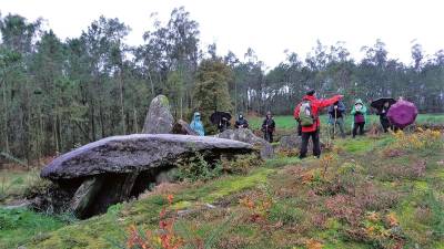 Participantes atendendo as explicacións do guía ante o dolmen de Pedra Cuberta, de Vimianzo. Foto: Vía Inqueda
