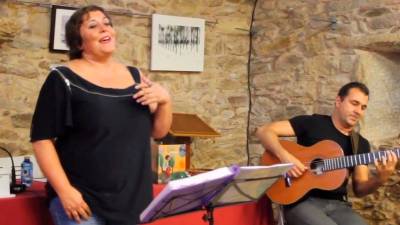 La intérprete Uxía cantándole a Rosalía de Castro durante una actuación. Foto: US