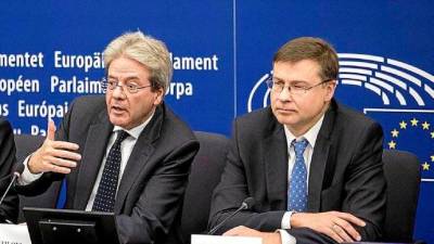 El comisario europeo de Economía, Paolo Gentiloni, a la izquierda, acompañado del vicepresidente comunitario Valdis Dombrovskis, en la sede de la CE. Foto: Comisión Europea