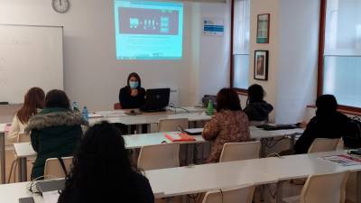 Las alumnas del Programa Integral de Empleo escuchan las explicaciones de Ana Bastos