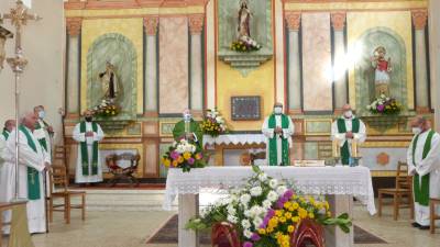 Acto religioso en conmemoración del 50 aniversario de la consagración de la iglesia de Santa María de Salto, situada en Castromil