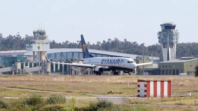 Avión de Ryanair tomando pista para el despegue bajo el control de la torre de Lavacolla. A Hernández