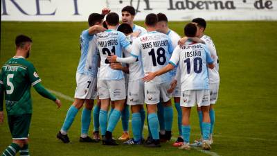 JORNADA DECISIVA Los jugadores del Compostela, celebrando un gol en el Vero Boquete. Foto: Antonio Hernández