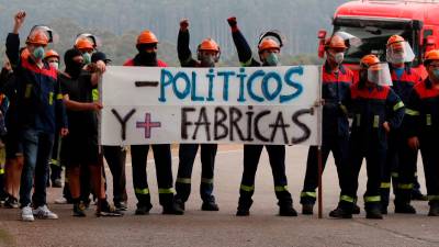 trabajadores de la factoría Alcoa en una de las manifestaciones con las que se opusieron durante el año pasado al despido de más 530 trabajadores. Foto: Efe/ Eliseo Trigo