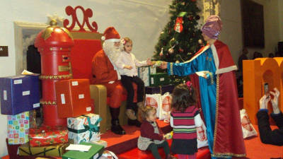 Visita de Papá Noel y chocolatada para los niños en el Hostal dos Reis Católicos