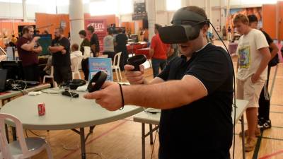 Un asistente a la Feira da Xuventude estradense prueba la realidad virtual. Foto: Puri Sangiao