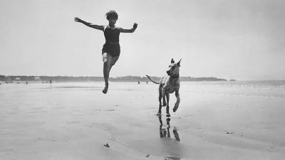 Jacques Henri Lartigue (1894-1986). Considerado el fotógrafo de la felicidad debido a que se dedicó a retratar el mundo desde el positivismo. Su elegancia y su maestría a la hora de captar escenas cotidianas, además de su dinamismo, se convirtieron en su estilo propio. (Fuente, www.xatakafoto.com)