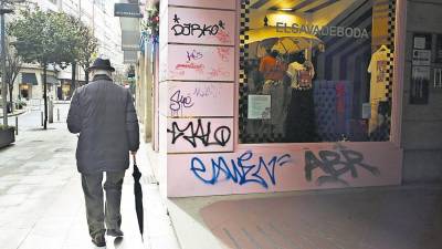 Más de 25.000 euros ‘tirados’ en limpiar las pintadas en los muros de Santiago