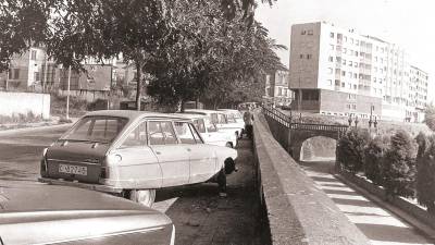 rúa dEL hórreo a finales de los 70’, cuando había vehículos aparcados en las aceras. A la derecha, la escalinata de acceso a la estación de ferrocarril