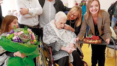 Virginia Santiago celebra su cien cumpleaños con tarta, flores y visitas vip