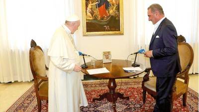 El papa Francisco concedió una entrevista al periodista Carlos Herrera en el Vaticano. Foto: Cadena Cope