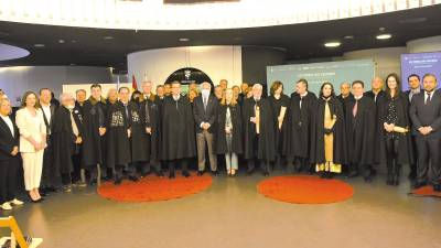 Foto de grupo de las autoridades y homenajeados en la Encomenda do Cocido que cada año convoca el Ayuntamiento de Lalín. Foto: Sangiao