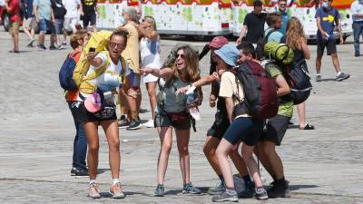 RUTA JACOBEA. Un grupo de peregrinos, ayer, tras su llegada a la praza do Obradoiro. Foto: Antonio Hernández