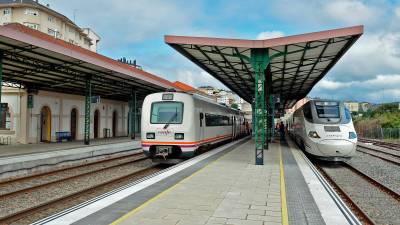 Estación de Lugo con un tren R-594 de media distancia a la izquierda, y un S-730 del servicio Alvia a Madrid. Foto: Almara