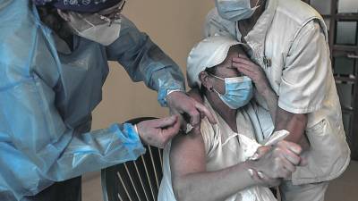 solución. Una residente es vacunada contra el COVID en el interior de la Residencia San José (Ourense). Foto: Brais Lorenzo 