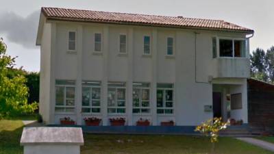 Instalaciones educativas en la localidad teense de Raxó. Foto: MG