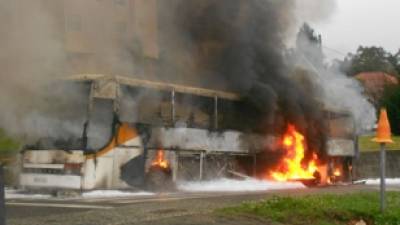 Arde un autobús escolar en Os Tilos sin causar daños personales