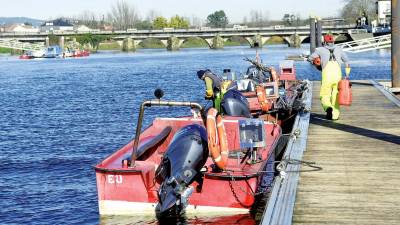 Barcos atracados tras recoger las nasas en el Ulla. Foto: Sangiao