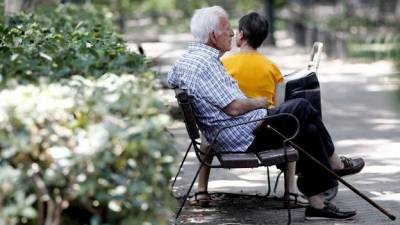 unos de los beneficiados. Un señor y una señora pensionistas descansan sentados en un banco de un parque de Madrid, en un día de sol. Foto: Eduardo Parra / E.press.