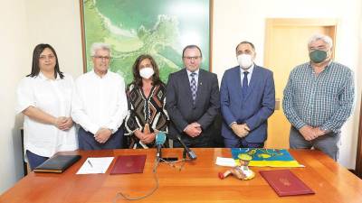 O alcalde, cuarto pola esquerda, e o conselleiro de Sanidade, quinto, con concelleiros locais en Malpica. Foto: C. de Malpica