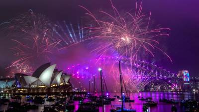 Fuegos artificiales malvas para celebrar el Año Nuevo en Sydney, Australia. (Autor, Brendan Espósito. Fuente, EFE)