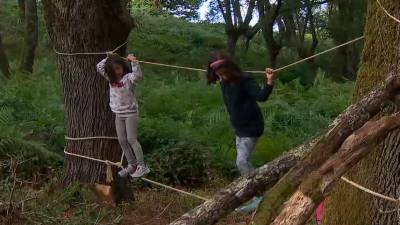 Dos niñas jugando en el parque Carballolandia, situado en el Concello de Chantada, provincia de Lugo. Foto: TVG
