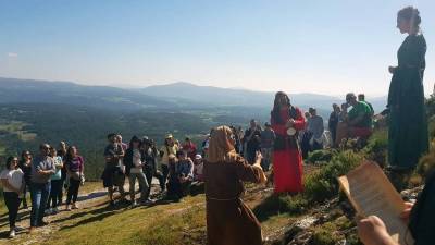 Un cento de persoas participaron na visita teatralizada ao Pico Sacro