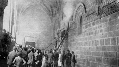 En la fotografía, bomberos, ciudadanos y ejército combatiendo las llamas desde el exterior de la capilla de la basílica compostelana.