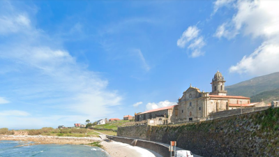 el real monasterio de oia se despierta mirando al mar. Foto: Gmaps