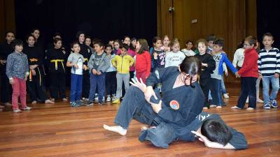 Máis de trinta nenos participaron no obradoiro de autoprotección organizado impartido pola campioa de Hapkido Raquel Vila