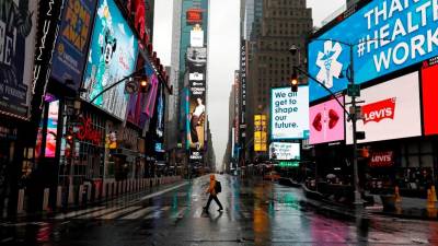 Times Square, que recibe todo el año a millones de turistas, luce vacía, por cuenta de la epidemia de coronavirus, que se ceba con esta ciudad. EFE